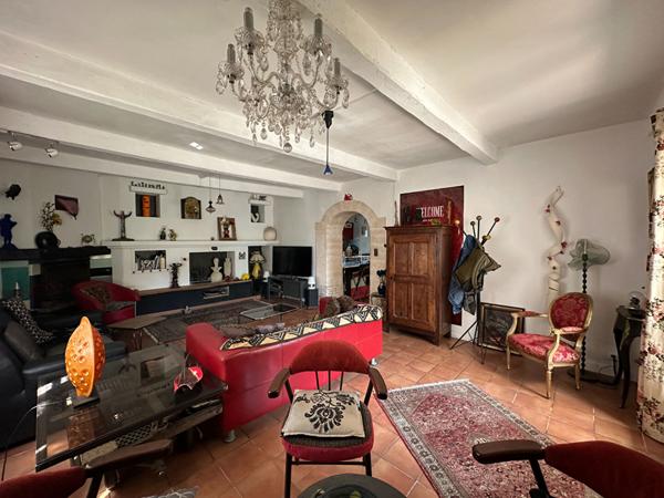 Maison de charme à vendre à La Moutonne - Un havre de paix t5 3 chambres jardin