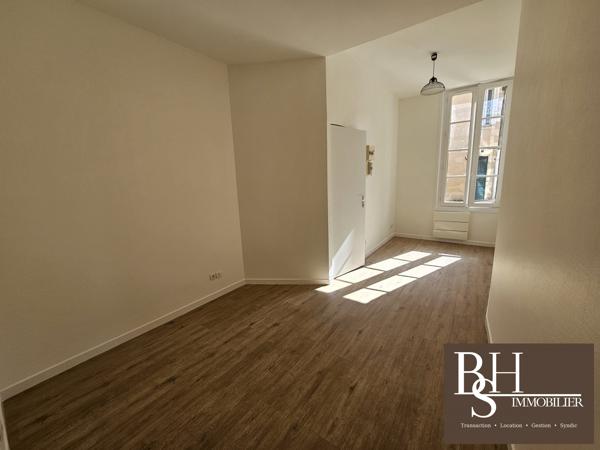 Poitiers centre-ville, secteur Cathédrale, studio 17m² entièrement rénové.