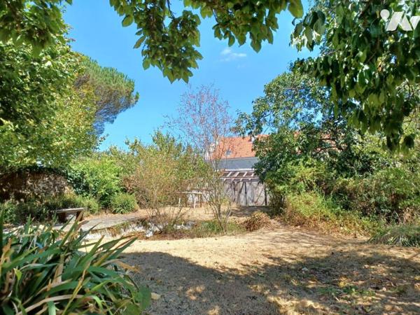 MAISON A RENOVER AVEC JARDIN, GARAGES ET DEPENDANCES