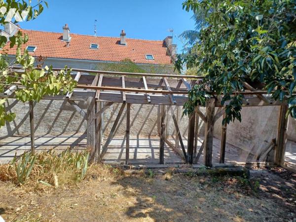 MAISON A RENOVER AVEC JARDIN, GARAGES ET DEPENDANCES