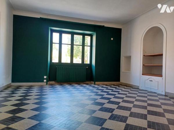 MAISON A RENOVER AVEC JARDIN, GARAGES ET DEPENDANCES