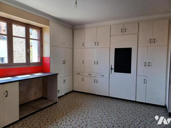 MAISON A RENOVER AVEC JARDIN, GARAGES ET DEPENDANCES