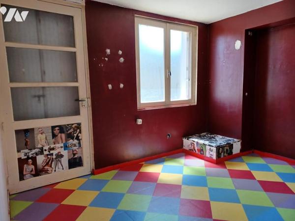 MAISON A RENOVER AVEC JARDIN, GARAGES ET DEPENDANCES