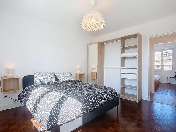 A louer PAU centre - Appartement T4  meublé de 90.05 m2 lumineux exposé sud avec deux balcons et un garage
