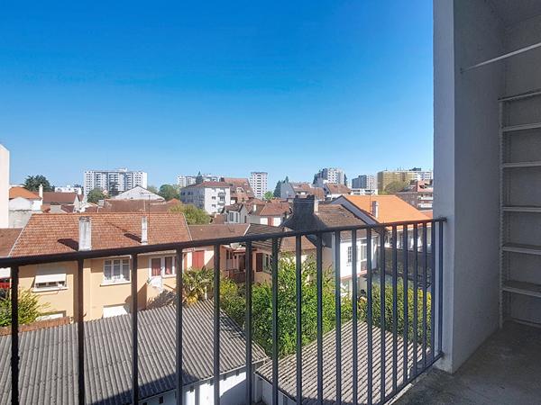 A louer PAU centre - Appartement T4  meublé de 90.05 m2 lumineux exposé sud avec deux balcons et un garage
