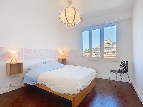 A louer PAU centre - Appartement T4  meublé de 90.05 m2 lumineux exposé sud avec deux balcons et un garage