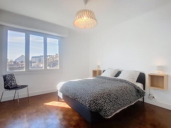 A louer PAU centre - Appartement T4  meublé de 90.05 m2 lumineux exposé sud avec deux balcons et un garage