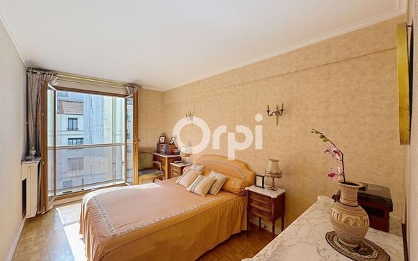 Appartement à vendre    5 pièces • 94,66 m2 Paris 15
