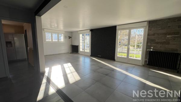 Ancienne maison rénovée sur trois niveaux avec jardin, terrasses couvertes et sous-sol complet, idéalement située à Pluneret près d'Auray