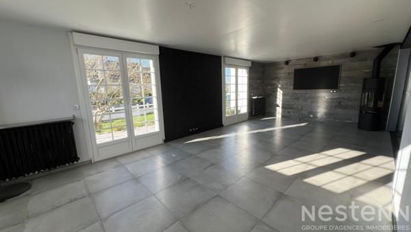 Ancienne maison rénovée sur trois niveaux avec jardin, terrasses couvertes et sous-sol complet, idéalement située à Pluneret près d'Auray