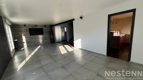 Ancienne maison rénovée sur trois niveaux avec jardin, terrasses couvertes et sous-sol complet, idéalement située à Pluneret près d'Auray