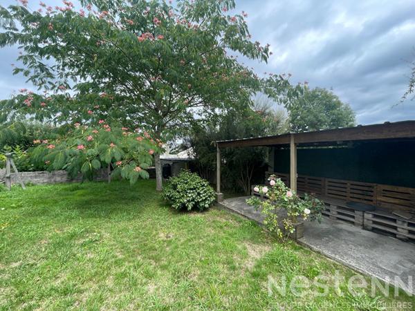 Ancienne maison rénovée sur trois niveaux avec jardin, terrasses couvertes et sous-sol complet, idéalement située à Pluneret près d'Auray