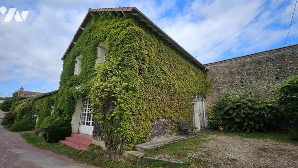 A vendre à VIVONNE - Une maison de ville de 119m² avec garage