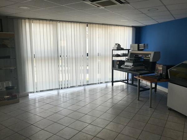 Bureaux et entrepôts à louer à Valence, bâtiment moderne, prestations de qualité