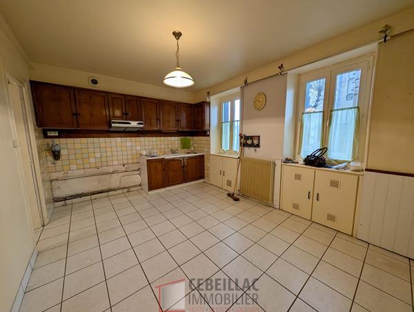 Maison de village à rénover entièrement à fort potentiel au coeur de Ceyrat