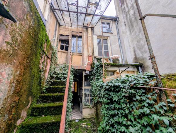 Immeuble à rénover avec beau potentiel