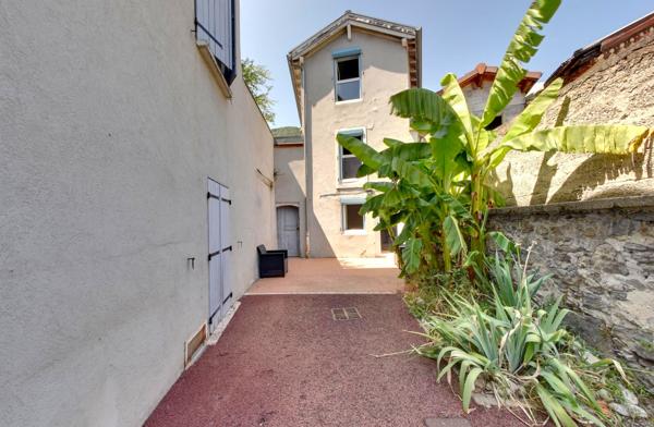 Maison atypique avec cour intérieur au coeur de LA TRONCHE