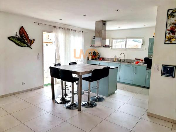 Maison de plain-pied sans murs mitoyens de 120 m2 avec piscine