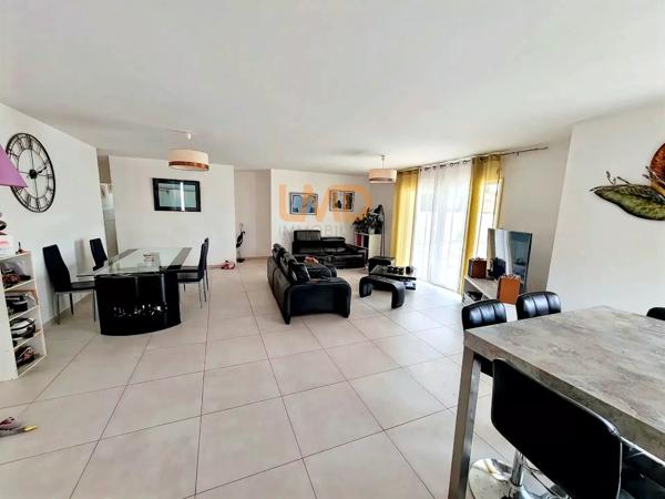 Maison de plain-pied sans murs mitoyens de 120 m2 avec piscine