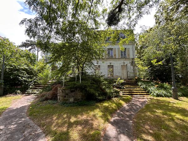 Maison de 6 pièce(s) 250m2 1 785 000 € - Référence  13607