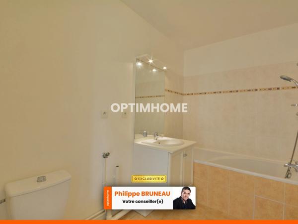 Un appartement prêt à vivre avec balcon et stationnement privatif