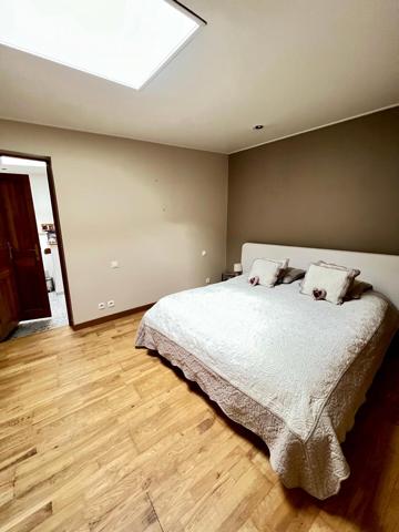Ensemble immobilier à Montlhéry 370 m² 12 pièces et locaux commerciaux