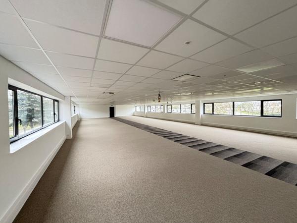 Bureaux à louer à Saint-Herblain avec ascenseur et parkings couverts