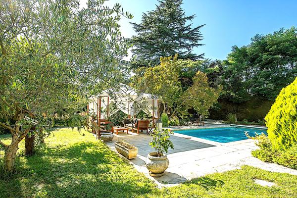 SAINT-CYR-AU-MONT-D’OR – VILLA D' ARCHITECTE AVEC PARC PAYSAGER ET PISCINE