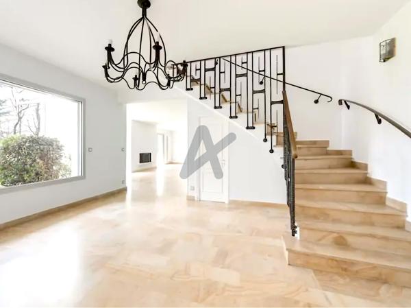 SAINT-CYR-AU-MONT-D’OR – VILLA D' ARCHITECTE AVEC PARC PAYSAGER ET PISCINE
