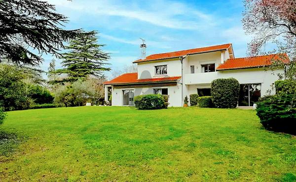 SAINT-CYR-AU-MONT-D’OR – VILLA D' ARCHITECTE AVEC PARC PAYSAGER ET PISCINE