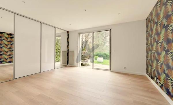 SAINT-CYR-AU-MONT-D’OR – VILLA D' ARCHITECTE AVEC PARC PAYSAGER ET PISCINE