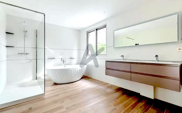 SAINT-CYR-AU-MONT-D’OR – VILLA D' ARCHITECTE AVEC PARC PAYSAGER ET PISCINE