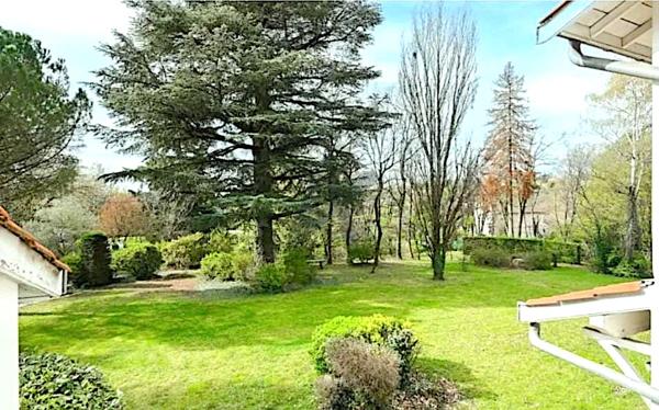 SAINT-CYR-AU-MONT-D’OR – VILLA D' ARCHITECTE AVEC PARC PAYSAGER ET PISCINE