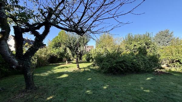 Maison de plain-pied avec 1072m2 de terrain, rare sur le secteur!