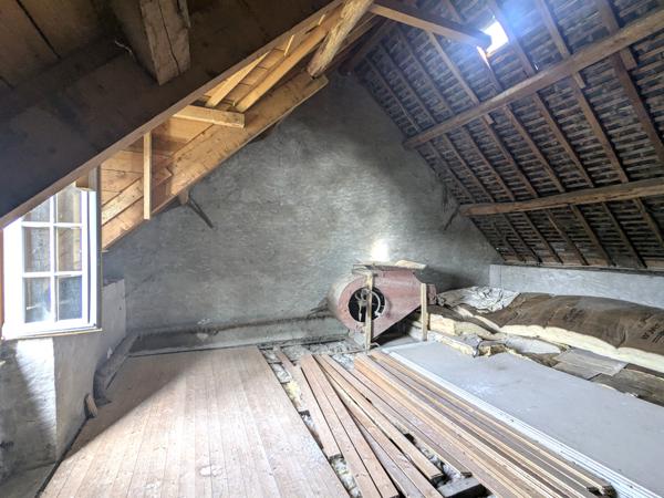 56130 FEREL - Rare à la vente ! Maison en pierres, 3 chambres au rdc, étage aménageable- 6 garages