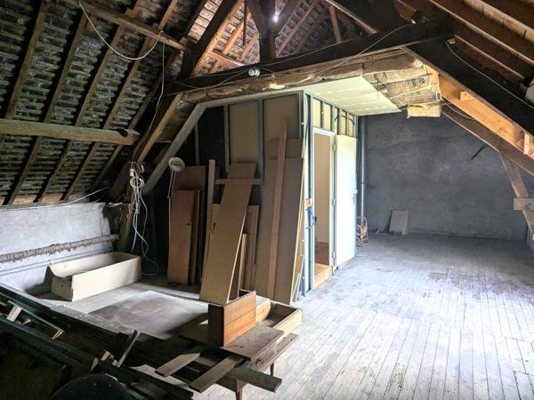 56130 FEREL - Rare à la vente ! Maison en pierres, 3 chambres au rdc, étage aménageable- 6 garages