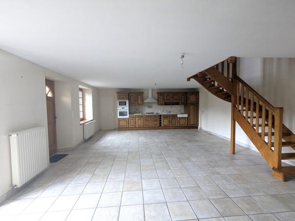 56130 FEREL - Rare à la vente ! Maison en pierres, 3 chambres au rdc, étage aménageable- 6 garages