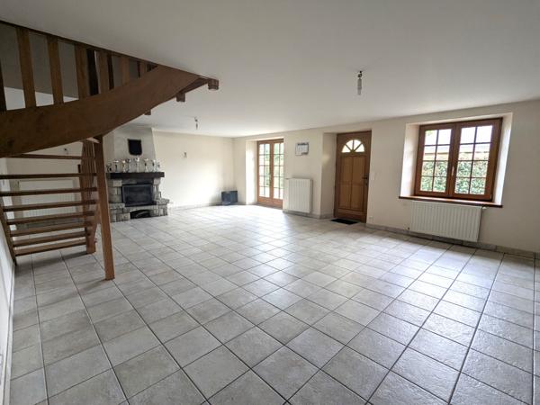 56130 FEREL - Rare à la vente ! Maison en pierres, 3 chambres au rdc, étage aménageable- 6 garages