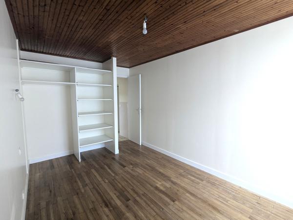 56130 FEREL - Rare à la vente ! Maison en pierres, 3 chambres au rdc, étage aménageable- 6 garages