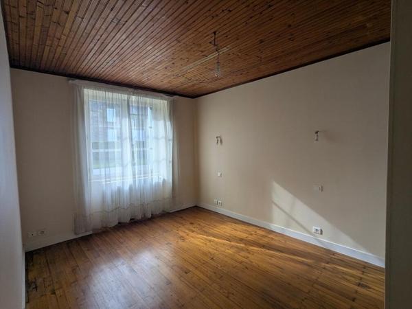 56130 FEREL - Rare à la vente ! Maison en pierres, 3 chambres au rdc, étage aménageable- 6 garages