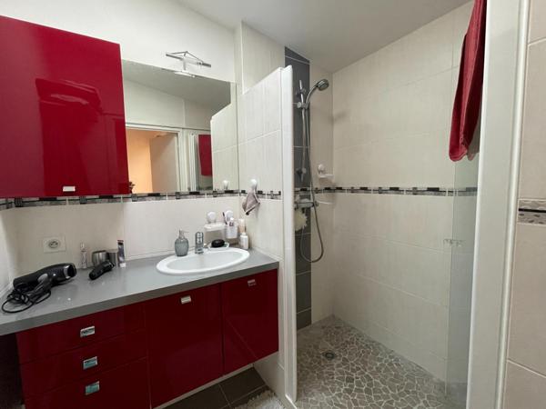 Maison plain-pied avec jardin et garage