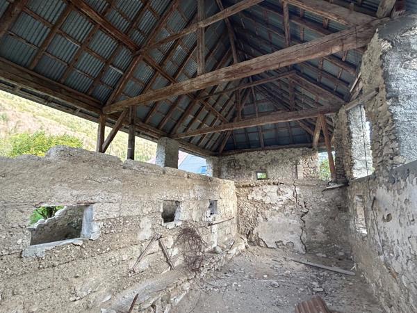 Aillon-le-Jeune centre du village a saisir grange a rénover 120 m2 sur deux niveaux sur terrain attenant