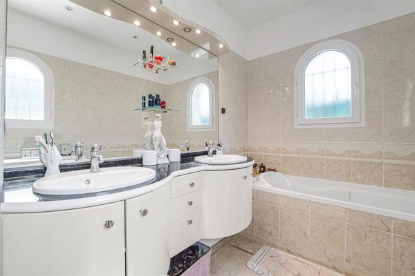 Vente Villa de luxe Mouans-Sartoux 8 Pièces 256 m²