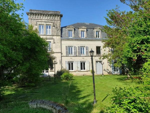 Château + gîte avec activité d’hébergement touristique proche de COGNAC (16)