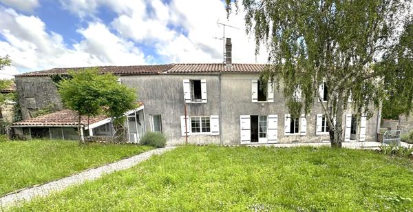 CHARMANTE LONGÈRE  SITUÉE AU CALME