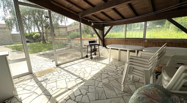 CHARMANTE LONGÈRE  SITUÉE AU CALME