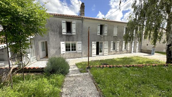 CHARMANTE LONGÈRE  SITUÉE AU CALME