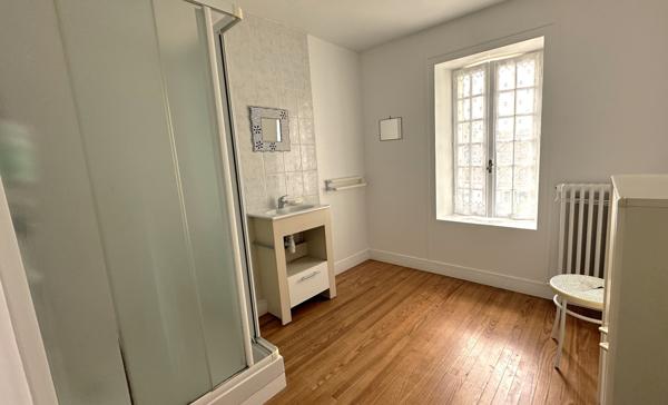 CHARMANTE LONGÈRE  SITUÉE AU CALME