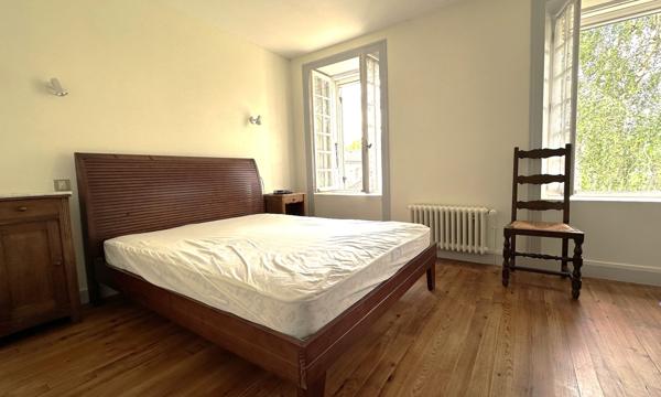 CHARMANTE LONGÈRE  SITUÉE AU CALME