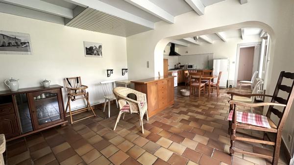 CHARMANTE LONGÈRE  SITUÉE AU CALME